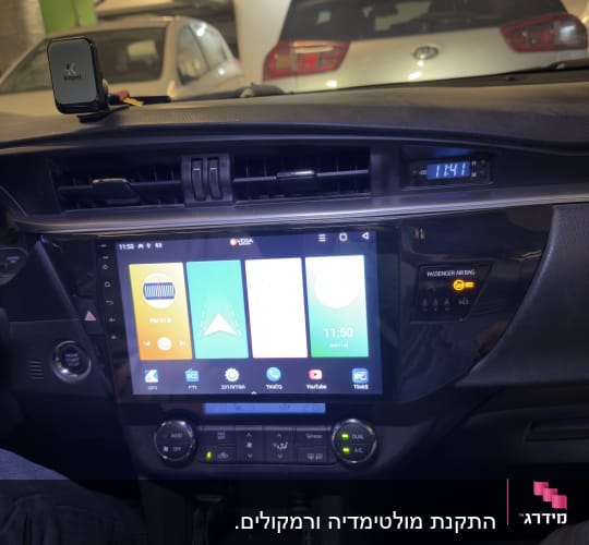 מערכת מולטימדיה ברכב עם מסך מגע ותצוגת אפליקציות